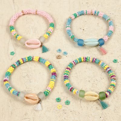 Armband aus bunten Muscheln