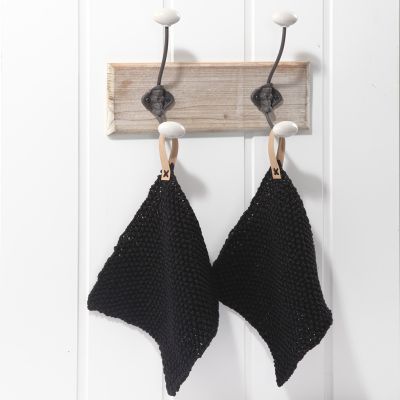 Gestrickte Topflappen mit Aufhängern aus Lederpapier