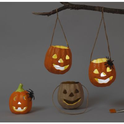 Pappmaché- und Terracotta-Laternen für Halloween