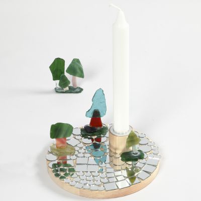 Kerzenhalter auf Holzplatten
