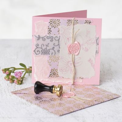 Karte aus Büttenpapier mit Druckdesign und Siegel
