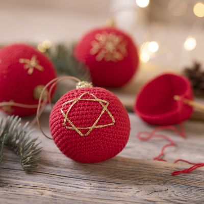 Aus Baumwolle geh&auml;kelte Weihnachtskugel