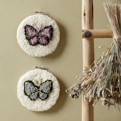 Schmetterling - Stanznadelstickerei im Stickrahmen