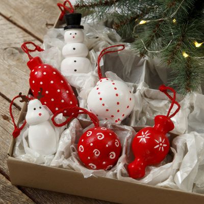Weihnachtliche Holzfiguren zum Aufhängen
