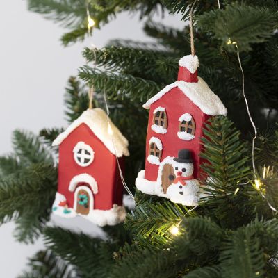 Weihnachtliche Pappmaché-Häuschen zum Aufhängen