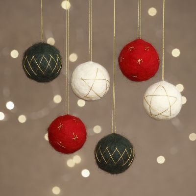 Nadelfilz-Weihnachtskugeln auf Styroporbasis