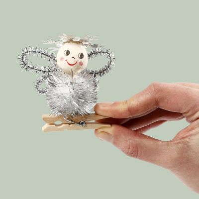 Engel aus Pompon und Pfeifenreiniger auf einer Wäscheklammer