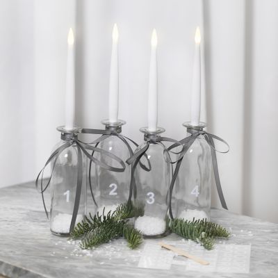 Advent-Deko aus Glasflaschen und LED-Kerzen