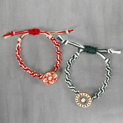 Aus Bambuskordel geflochtenes Armband mit dekorativem Holzknopf