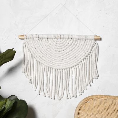 Ein im Halbkreis geflochtener Macram&eacute;-Wandbehang