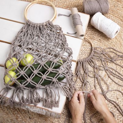 Ein mit der Macram&eacute;-Technik geknoteter Einkaufsbeutel