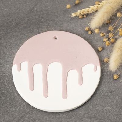 Dekorative Teller/Platten aus selbsth&auml;rtendem Ton mit verlaufendem Glasureffekt