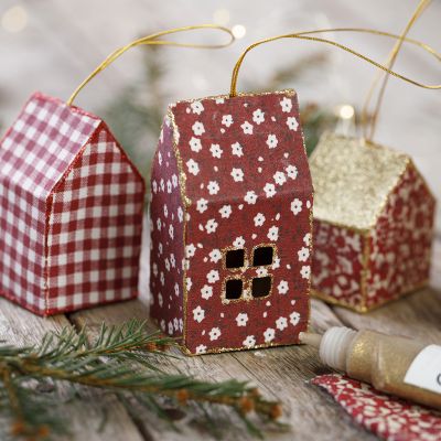 Weihnachtliche Häuschen aus Karton und Stoff zum Aufhängen