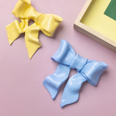 Dekorative Schleife aus selbsthärtender Knete