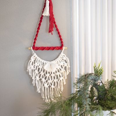 Geknüpfter Macramé-Weihnachtsmann zum Aufhängen