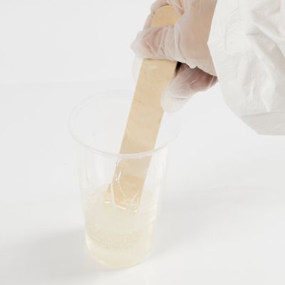 So mischen Sie Harz und Härter