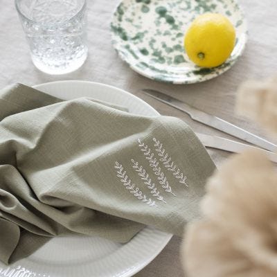Stoffserviette mit Stickerei