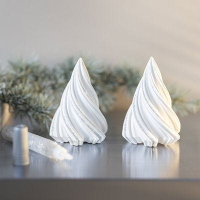 Weihnachtsbäume in Harz gegossen