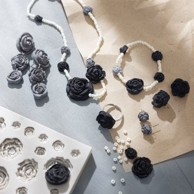 Rosenschmuck aus Ton