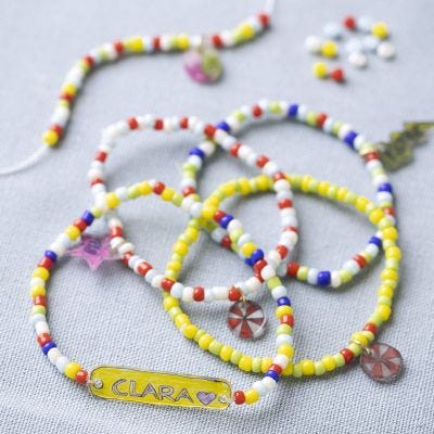 Armband mit Rocailleperlen und Schrumpffolienanhänger