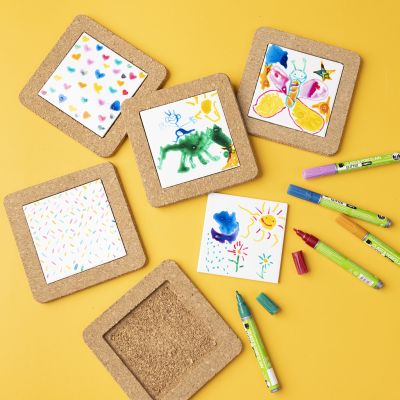 Mit Porzellanmalstiften verzierte Untersetzer