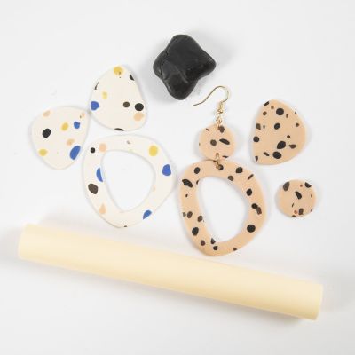 Terrazzo-Flocken aus feinem Polymerton herstellen