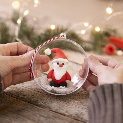 Weihnachtskugeln mit Weihnachtsmännern aus Silk Clay®
