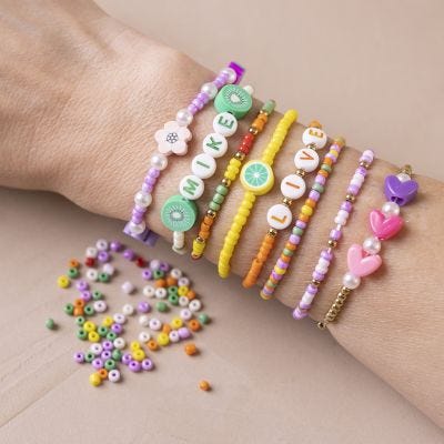 Armband mit Rocailleperlen