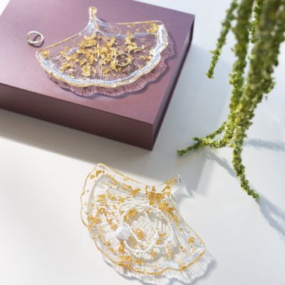 Schale in Blattform aus klarem Bioharz mit goldenen Details