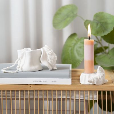 Kerzenhalter und Gefäß mit Muscheln