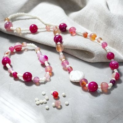 Halskette und Armband mit Achaten und Süßwasserperlen
