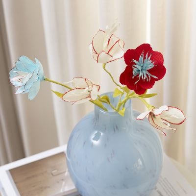 Mit Markern dekorierte Krepppapierblumen