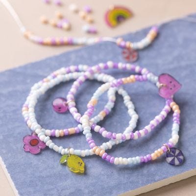 Perlenarmband mit Schrumpffolienanhänger