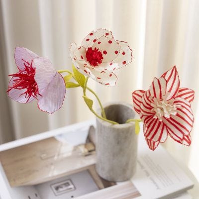 Mit Kreativ Multi Markern dekorierte Krepppapierblumen
