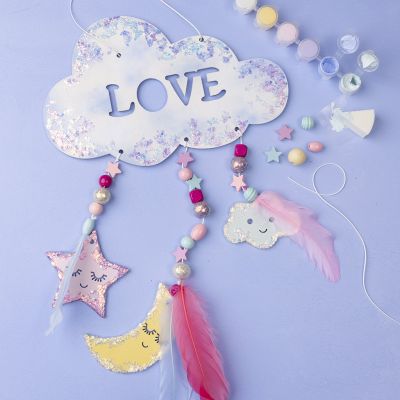 Funkelndes Mobile mit Wolken