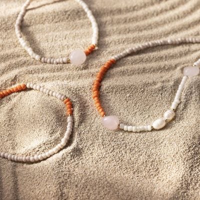 Halskette und Armband mit Rosenquarz und Süßwasserperlen