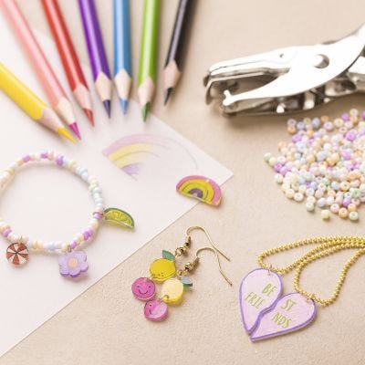 Schmuck aus Plastikschrumpfplatten