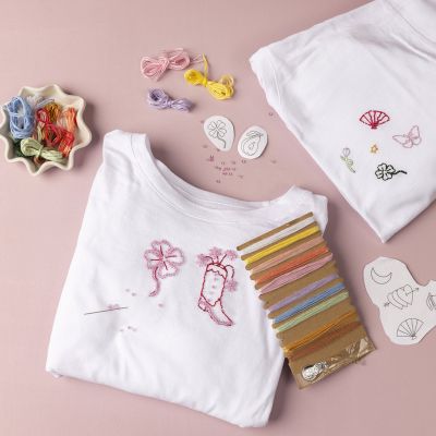 T-Shirt mit Stickerei und Perlen