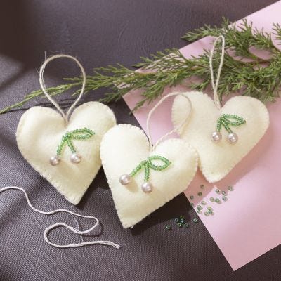 Filz-Weihnachtsherzen mit Kirschen aus Perlen