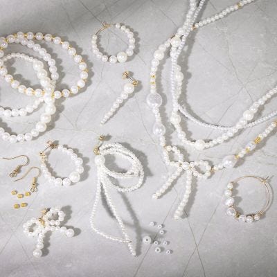 Schmuck mit perlmuttweißen Perlen