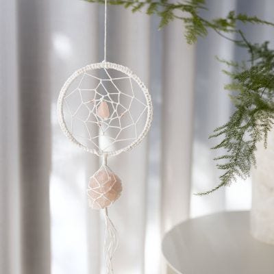 Traumfänger mit Rosenquarzkristallen