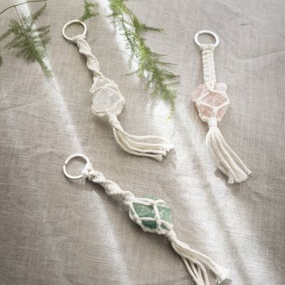 Schlüsselanhänger aus Macramé mit Kristall