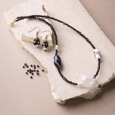 Halskette und Ohrringe mit dicken schwarzen Glasperlen