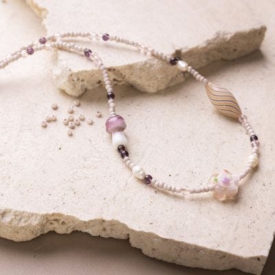 Halskette mit dicken rosa Glasperlen