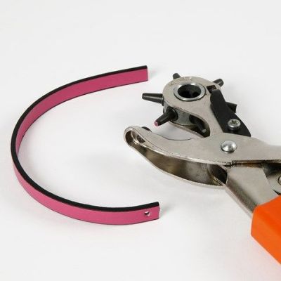 Armbänder aus Lederbändern