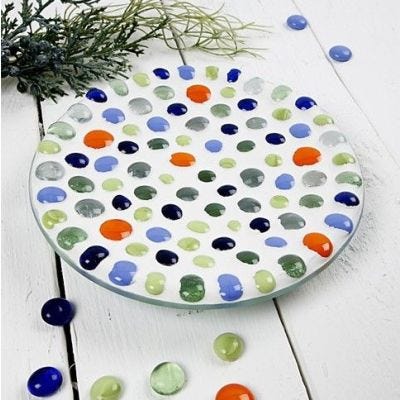 Eine Glasschale mit Mosaikkunst