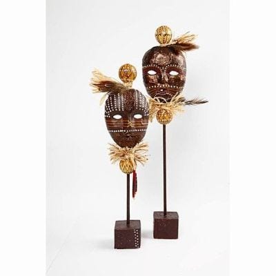 Afrikanische Masken auf einem Stab