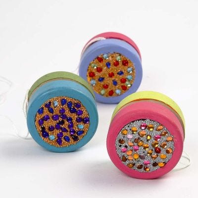Springseil und Yo-Yo, verziert mit Foam Clay