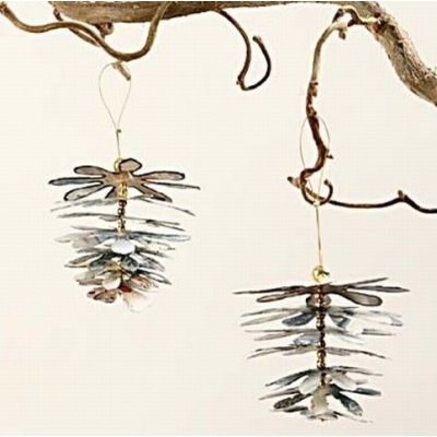 Zapfen aus Papierblüten