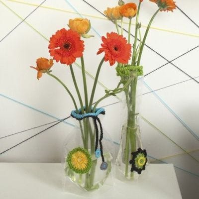 Faltbare Vase mit einer gehäkelten Kante